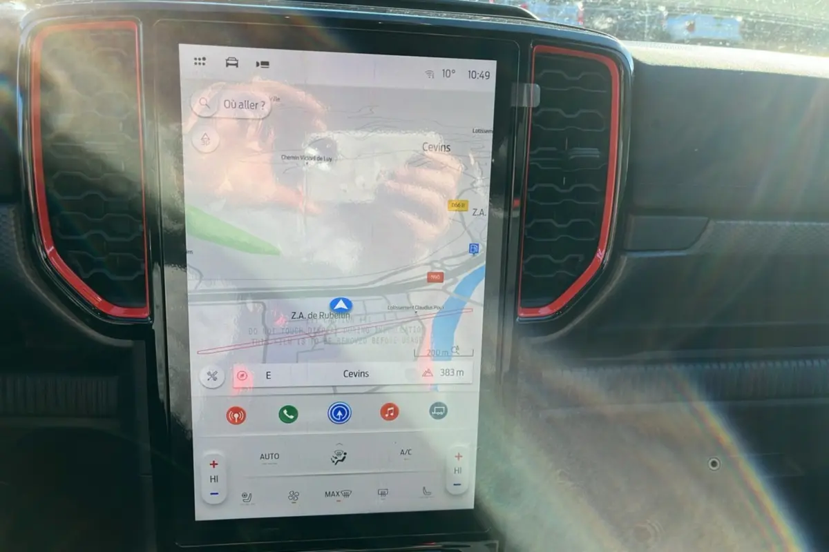 Écran tactile central du Ford Ranger Raptor 2025 affichant la navigation, entouré d’aérateurs rouges et noir mat.