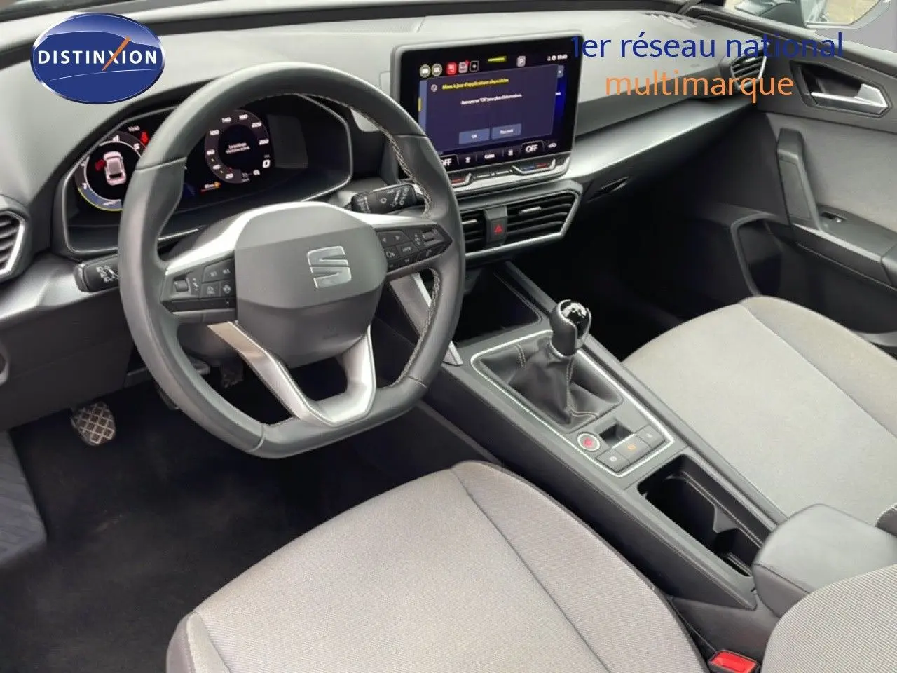 Vue intérieure de face du poste de conduite d'une SEAT LEON 2.0 TDI 115CH STYLE XL avec volant cuir multifonction et boîte manuelle.