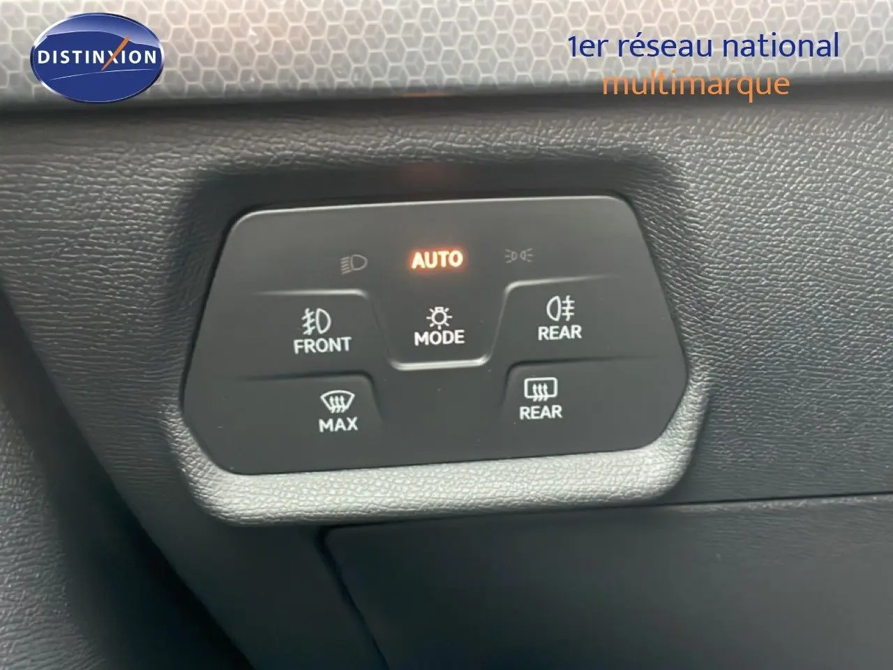 Panneau de commandes d’éclairage intérieur du SEAT Leon 2025 gris métallique, avec mode automatique activé.