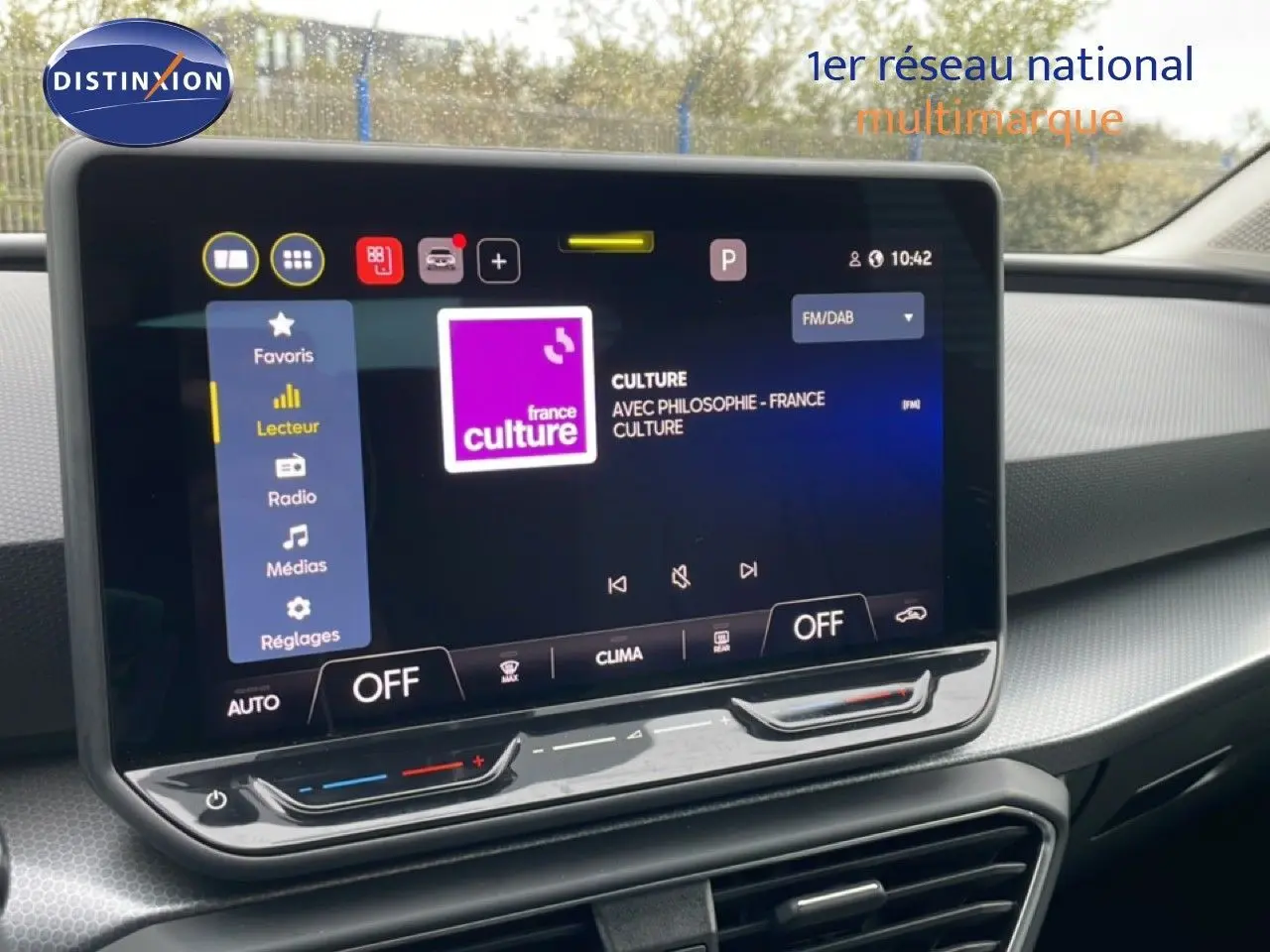 Écran tactile central du SEAT Leon 2025 gris magnétique, affichant l'interface radio France Culture en intérieur moderne.