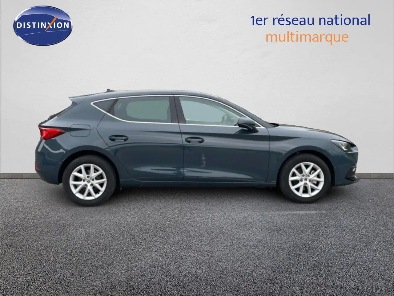 Profil droit d'une SEAT Leon 2.0 TDI 115CH Style XL gris magnétique métal avec jantes alliage 16 pouces.