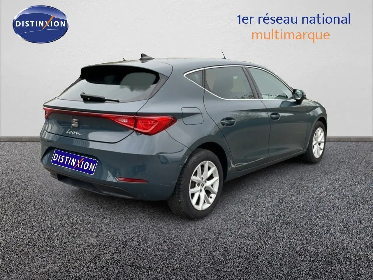 Vue 3/4 arrière droite d'une SEAT Leon gris magnétique métal 2025 avec feux arrière LED et jantes alliage.