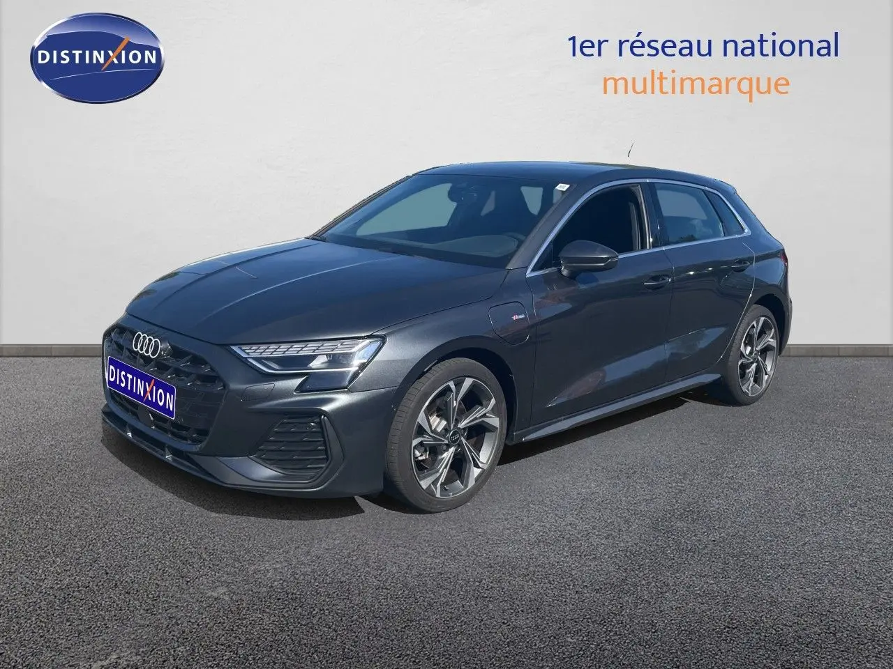Audi A3 Sportback gris Daytona métal vue 3/4 avant droit avec jantes alliage et calandre S-Line.