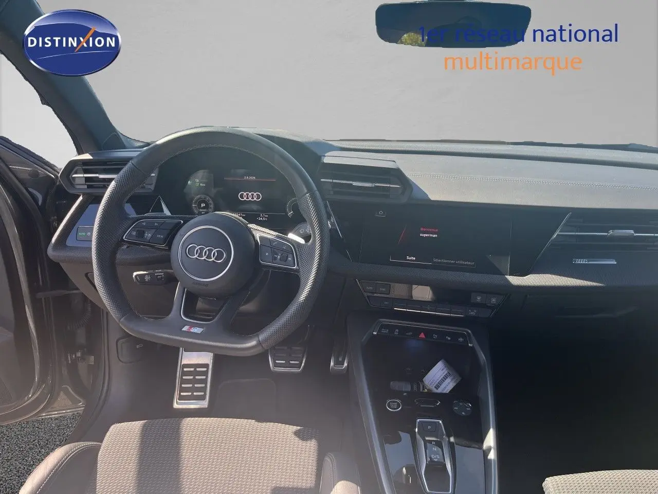 Vue intérieure de l'Audi A3 Sportback 40 TFSIe S-Line 2025, tableau de bord et volant noir avec finitions modernes.