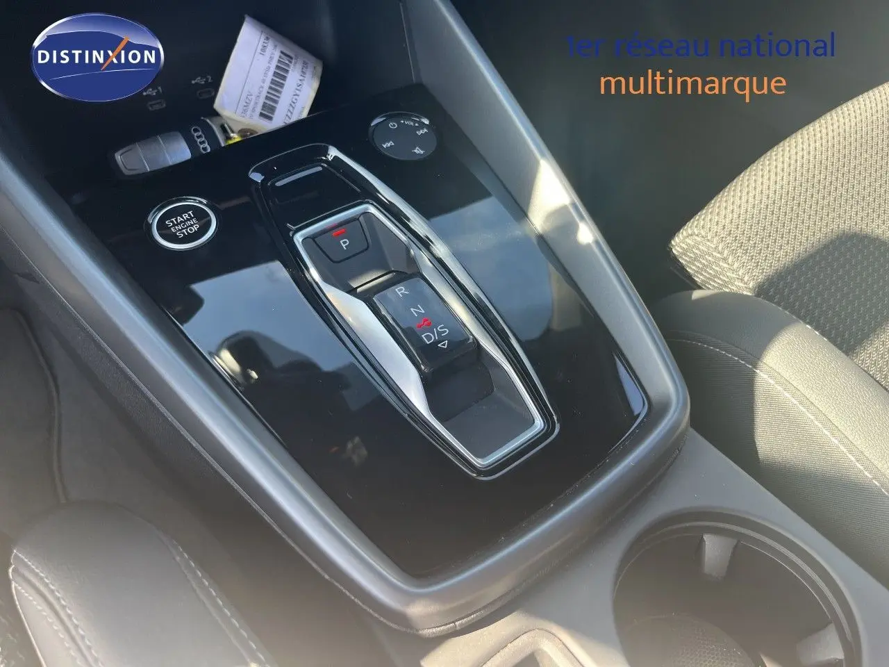 Gros plan sur la console centrale de l'Audi A3 Sportback 40 TFSIe, avec levier de vitesse automatique et bouton start/stop.