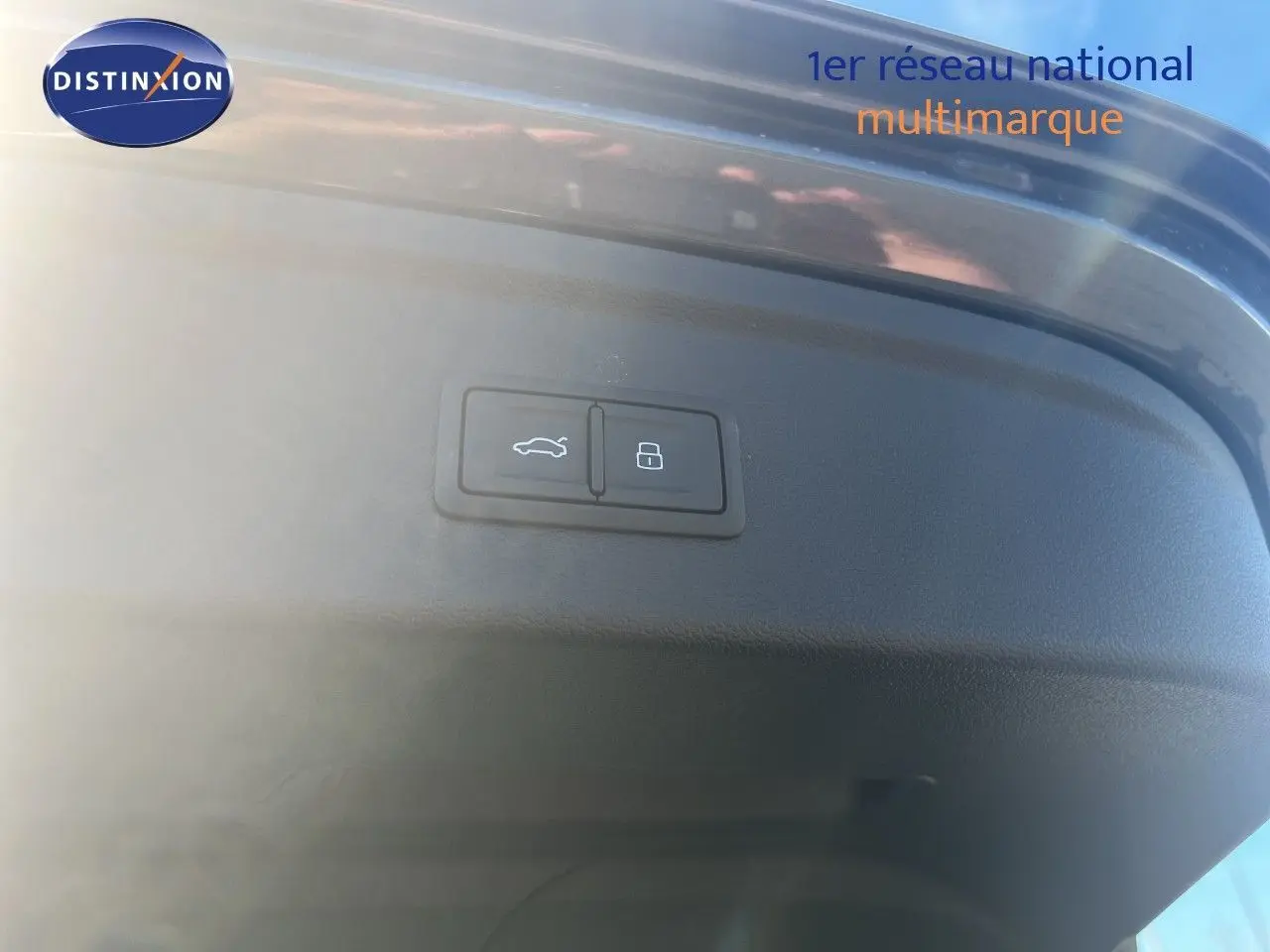 Gros plan sur les boutons d’ouverture et de verrouillage du hayon d’un Audi A3 Sportback gris Daytona Metal 2025.