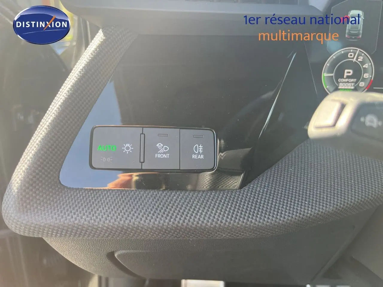 Détail des commandes d'éclairage sur la portière côté gauche d'une Audi A3 Sportback gris Daytona 2025.