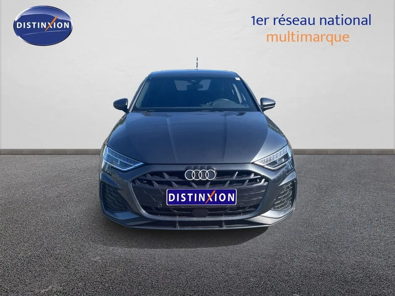 Vue avant d'une Audi A3 Sportback 40 TFSIe gris Daytona métallisé avec calandre S-Line et phares LED.