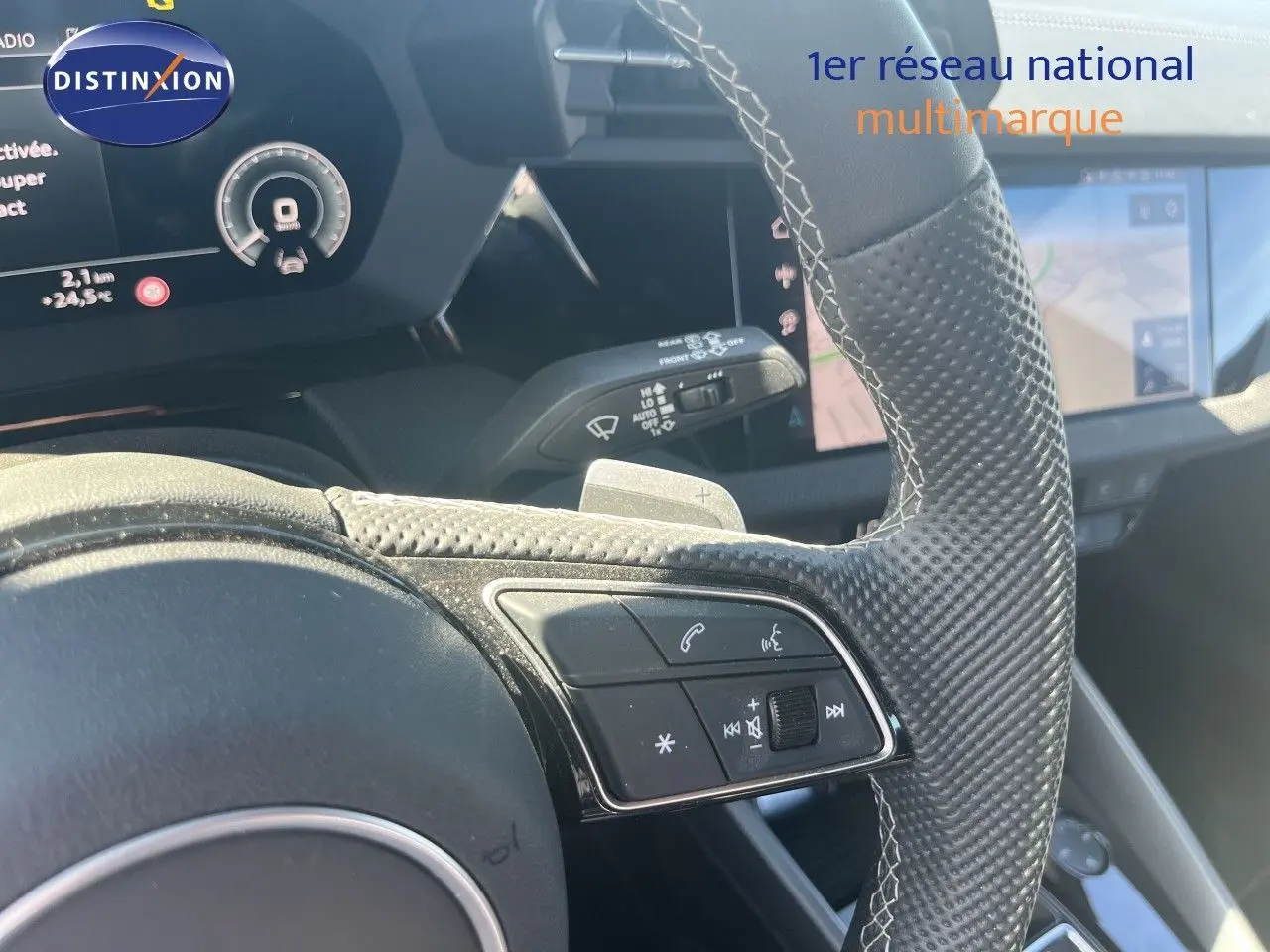 Gros plan sur le volant en cuir perforé avec commandes intégrées de l'Audi A3 Sportback 40 TFSIe S-Line 2025.