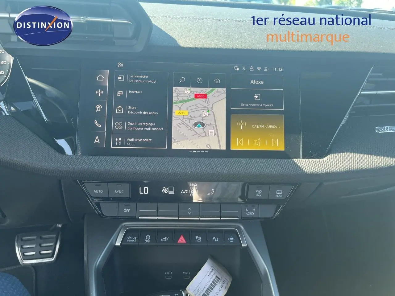 Vue rapprochée du tableau de bord de l'Audi A3 Sportback 40 TFSIe 2025 avec écran tactile et commandes climatisation.