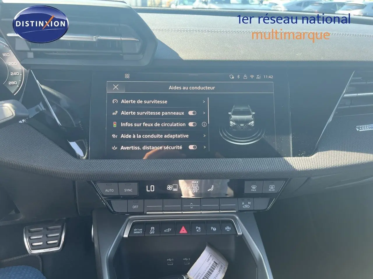 Vue intérieure du tableau de bord d'une Audi A3 Sportback 40 TFSIe S-Line 2025, avec écran tactile affichant les aides à la conduite.