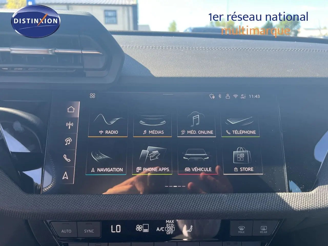 Vue rapprochée de l’écran tactile central de l’Audi A3 Sportback 2025 gris Daytona avec interface multimédia affichée.