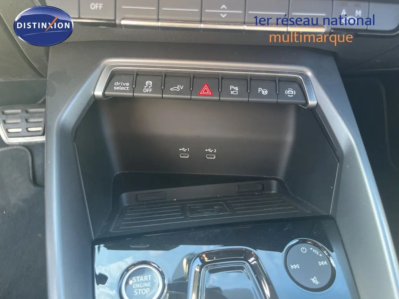 Gros plan sur la console centrale de l'Audi A3 Sportback gris Daytona, montrant les boutons de commande et ports USB-C.