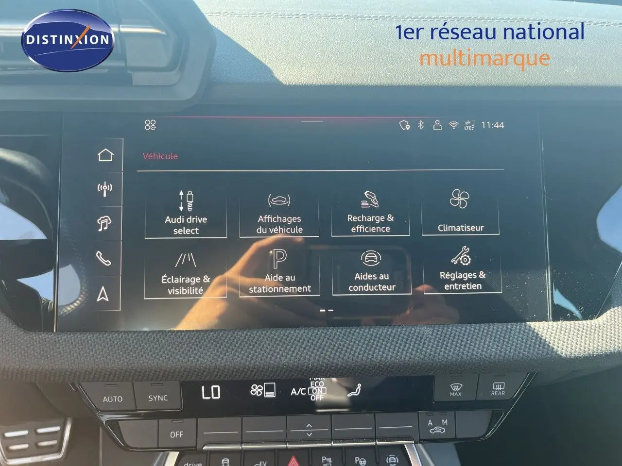 Écran tactile intérieur de l’Audi A3 Sportback gris Daytona, affichant les options de conduite et assistance.