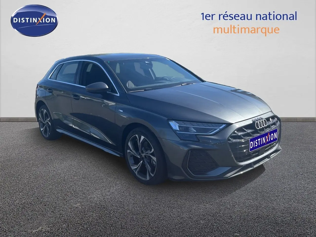 Audi A3 Sportback gris Daytona métal vue 3/4 avant droit, avec calandre S-Line et jantes bi-ton distinctives.