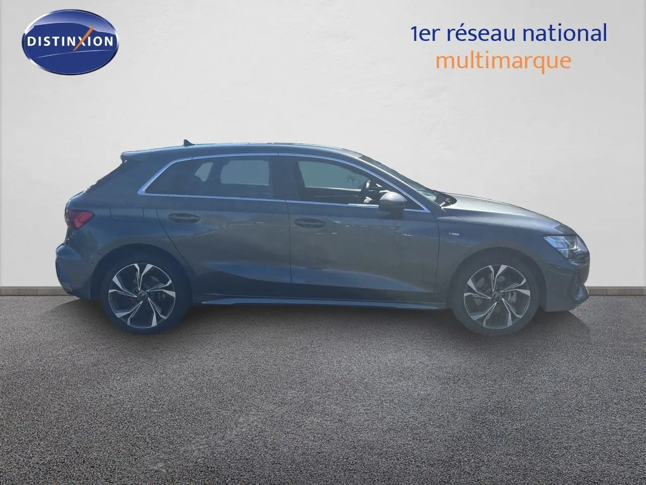 Profil gauche d'une Audi A3 Sportback 40 TFSIe gris Daytona, avec jantes alliage et toit noir contrasté.