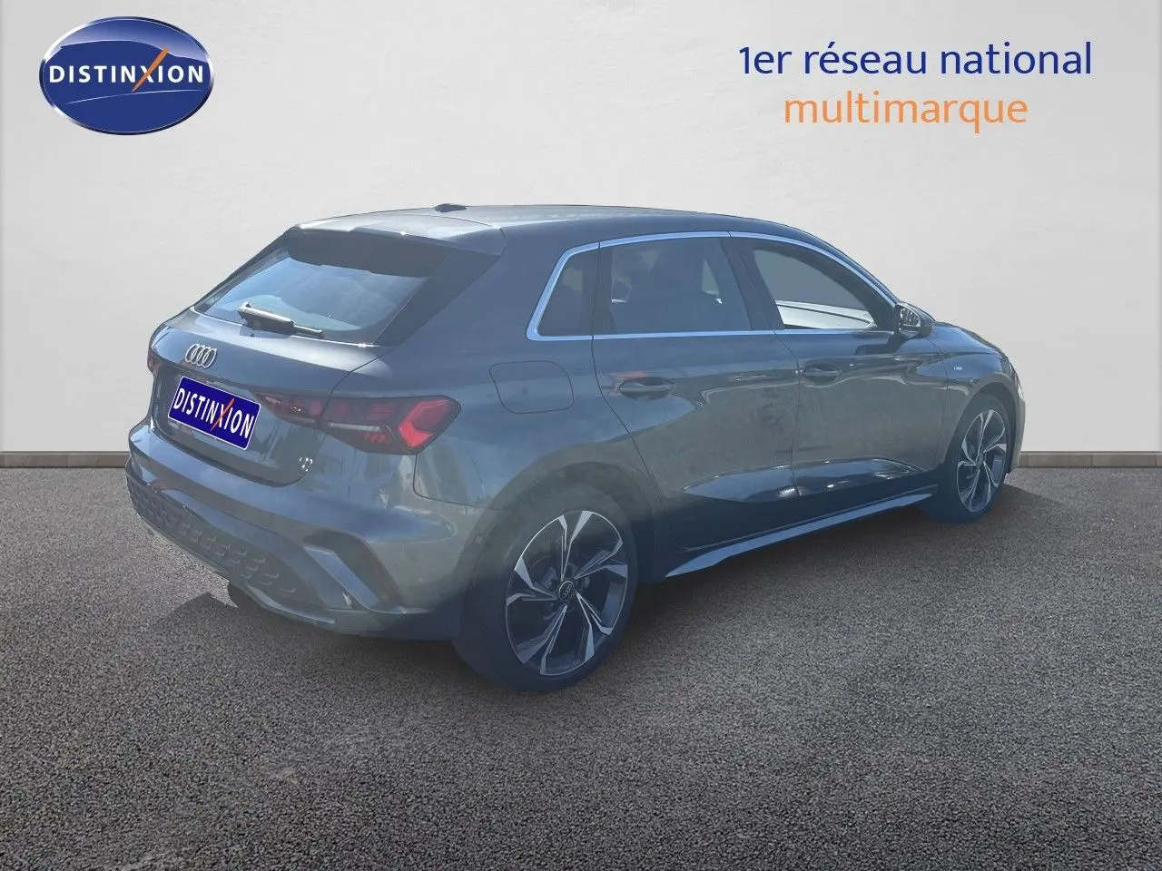 Audi A3 Sportback gris Daytona métal vue 3/4 arrière droit, mettant en valeur ses jantes et lignes dynamiques.