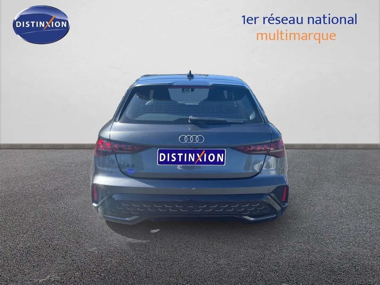 Vue arrière d'une Audi A3 Sportback 40 TFSIe gris Daytona metal avec logo et feux LED distinctifs.