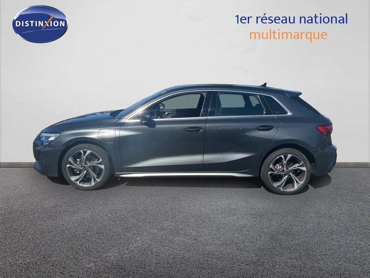 Profil côté gauche d'une Audi A3 Sportback 40 TFSIe S-Line 2025 en gris Daytona métallisé avec jantes alliage distinctives.