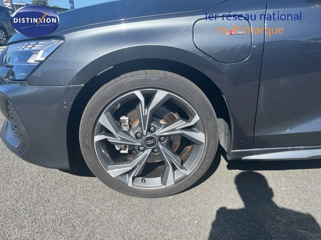 Gros plan sur la roue avant gauche et la partie latérale gris Daytona métal d'une Audi A3 Sportback 40 TFSIe S-Line 2025.