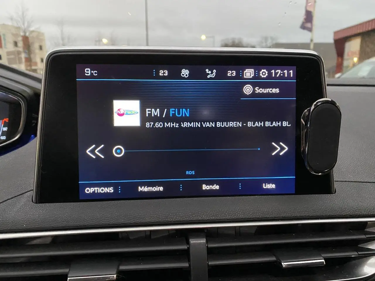 Écran tactile central du Peugeot 3008 gris Artense, affichant la radio FM avec interface moderne et commandes tactiles.