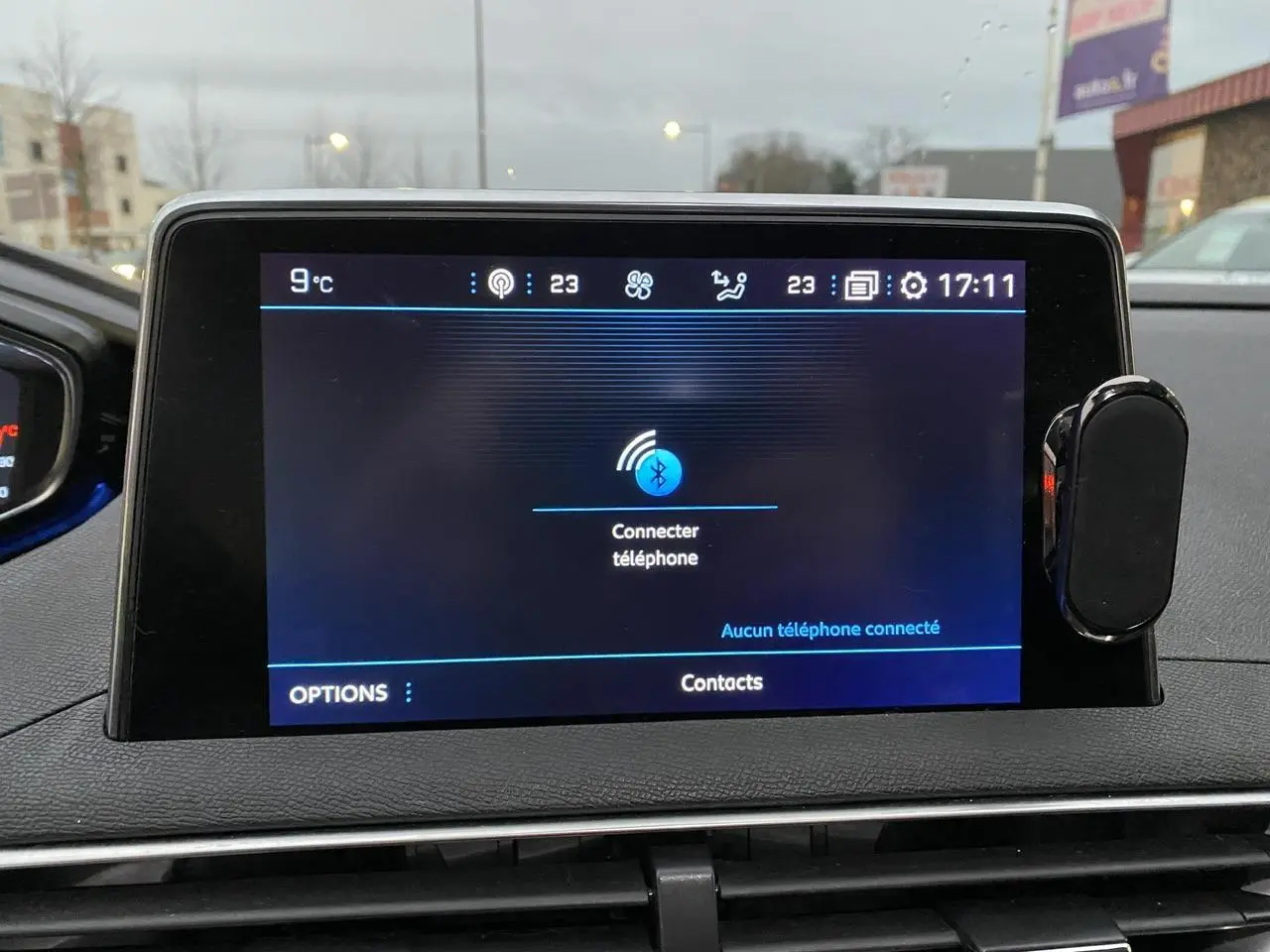 Écran tactile central du Peugeot 3008 2019 affichant la connexion Bluetooth pour téléphone, intérieur noir.