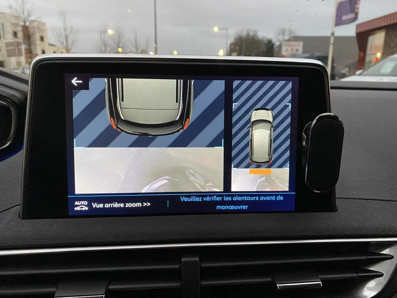 Écran tactile intérieur du Peugeot 3008 gris Artense montrant la vue arrière et la caméra de recul en stationnement