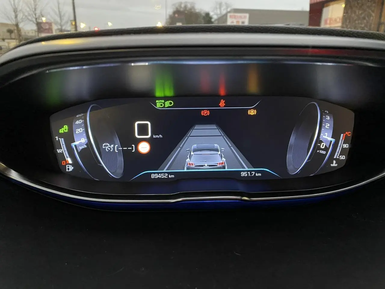 Tableau de bord numérique du Peugeot 3008 2019 affichant la vitesse à 0 km/h et une vue arrière du véhicule en gris Artense.