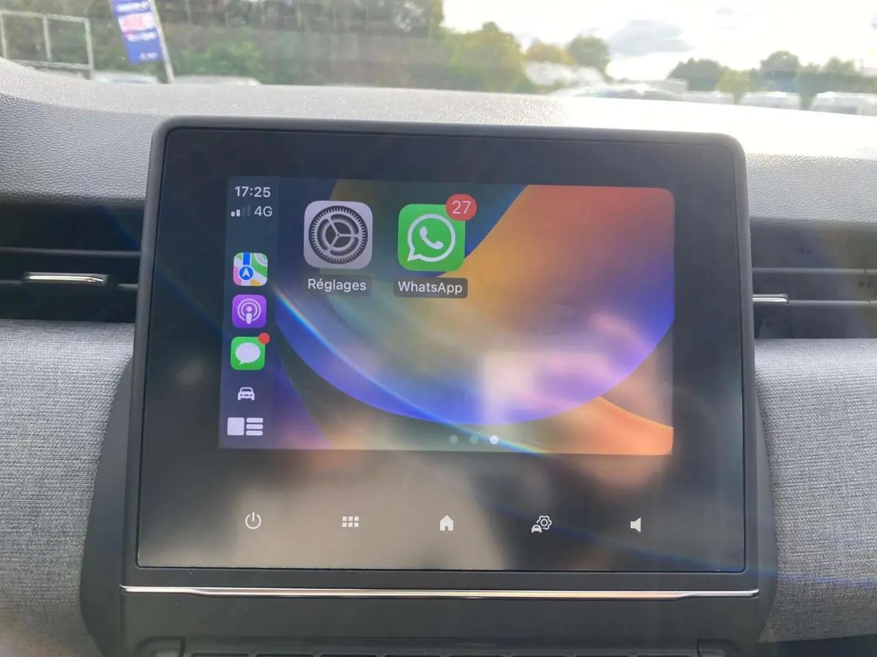 Écran tactile Easy Link 7 pouces affichant WhatsApp dans l'habitacle d'une Renault Clio gris Rafale 2025.