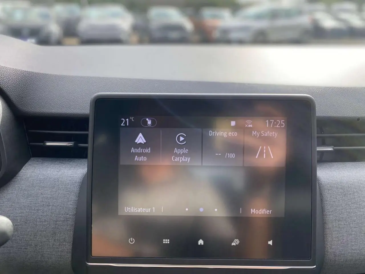 Écran tactile central Easy Link 7 pouces de la Renault Clio Evolution 2025, affichant Android Auto et Apple CarPlay.