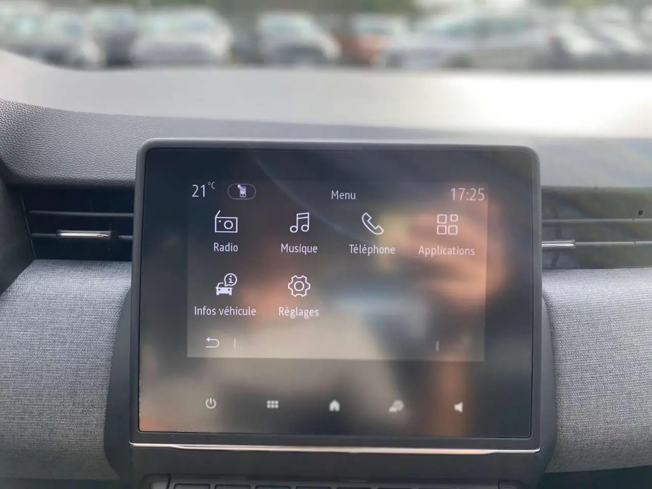 Écran tactile central Easy Link 7 pouces affichant le menu principal dans l'habitacle de la Renault Clio Gris Rafale 2025.