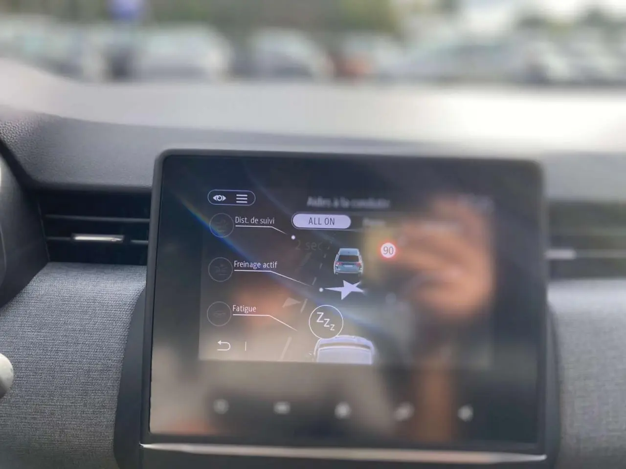 Écran tactile du système Easy Link de la Renault Clio Gris Rafale montrant les aides à la conduite.