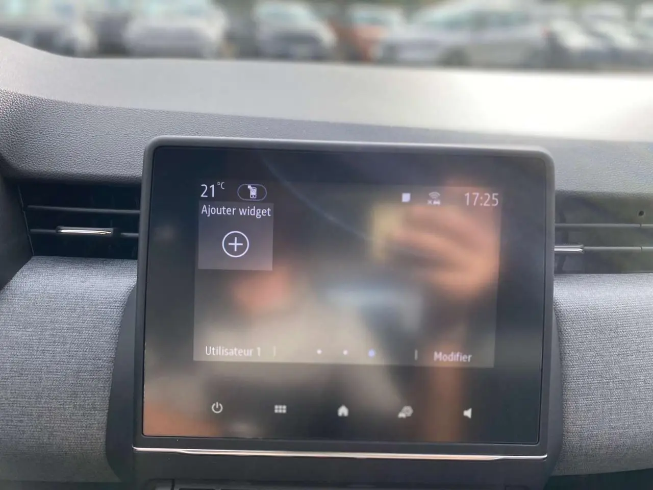 Écran tactile 7 pouces du système Easy Link de la Renault Clio 2025, affichant l'interface utilisateur.