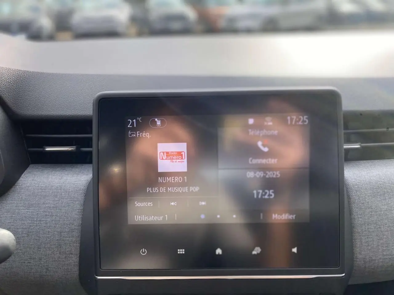 Écran tactile central Easy Link 7 pouces de la Renault Clio Gris Rafale, affichant radio et téléphone connecté.