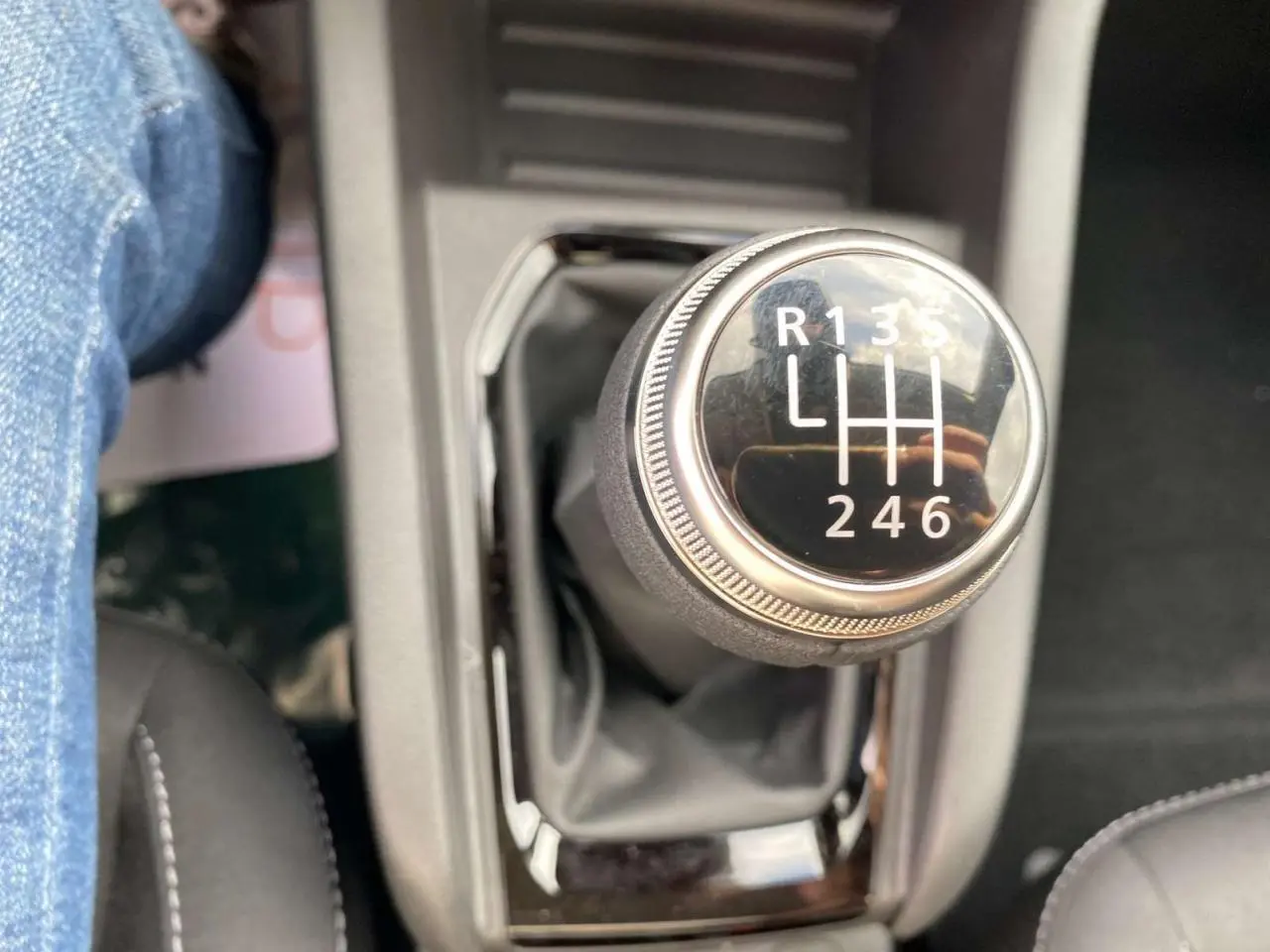 Le levier de vitesse manuel de la Renault Clio gris Rafale, vu en gros plan depuis l'intérieur côté conducteur.