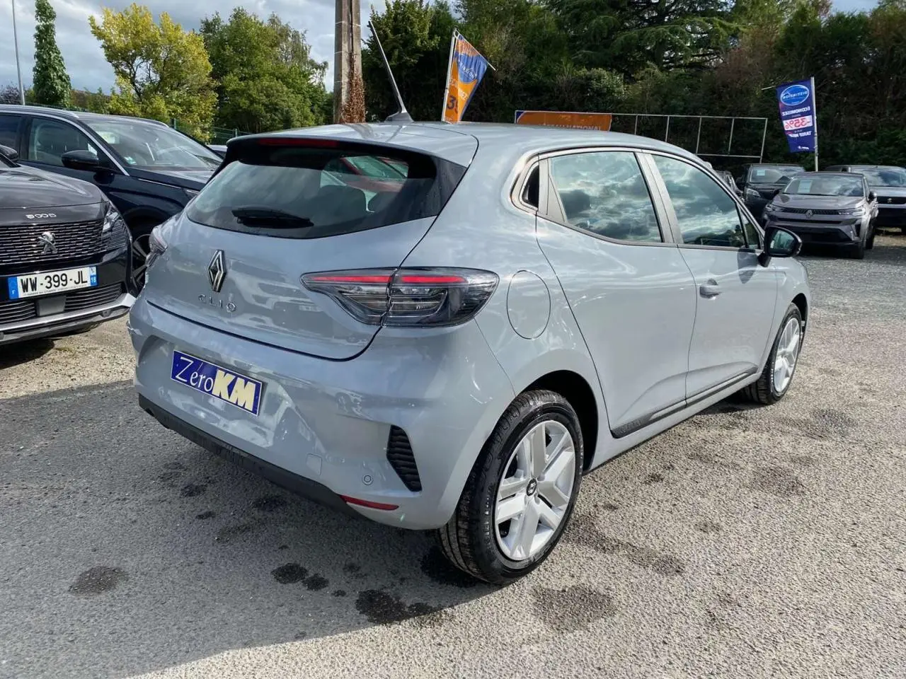 Vue 3/4 arrière droite d'une Renault Clio 2025 gris Rafale avec feux LED et jantes alliage brillantes.