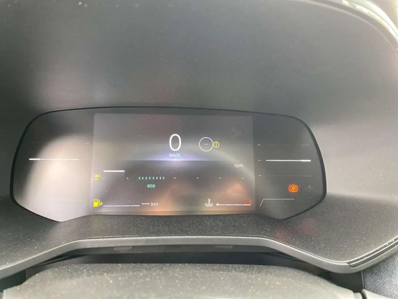 Tableau de bord numérique de la Renault Clio Evolution 2025 affichant la vitesse à 0 km/h et indicateurs d'alerte allumés.