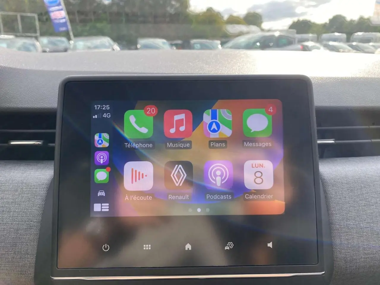 Écran tactile 7 pouces du système Easy Link affichant Apple CarPlay dans une Renault Clio gris Rafale.