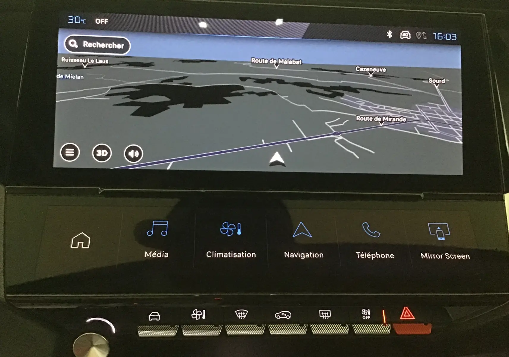 Écran tactile central avec navigation GPS affichée dans une Peugeot 308 gris Sellenium, vue rapprochée du tableau de bord.