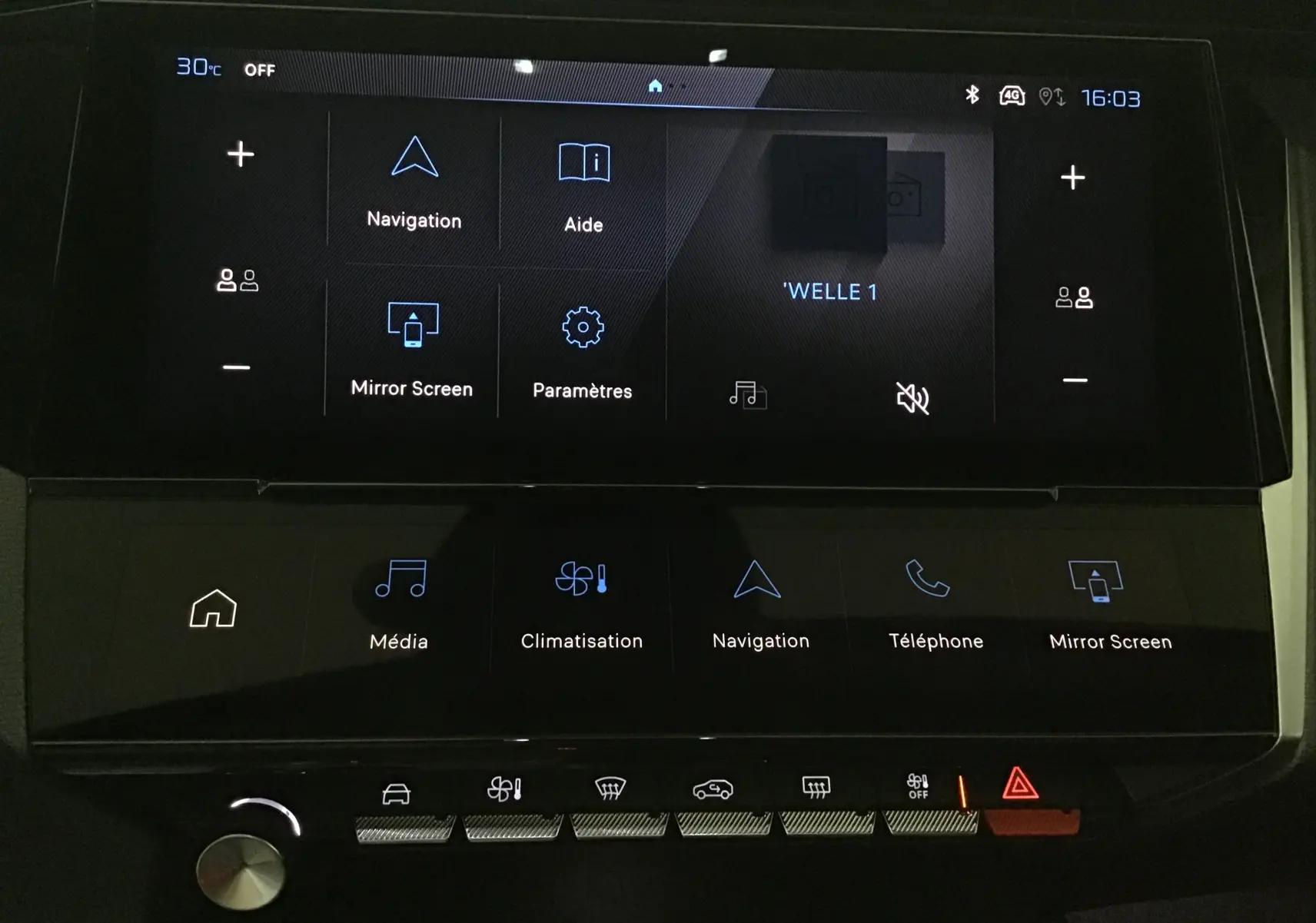 Écran tactile central de la Peugeot 308 2025 avec interface multimédia et commandes climatisation en vue frontale.
