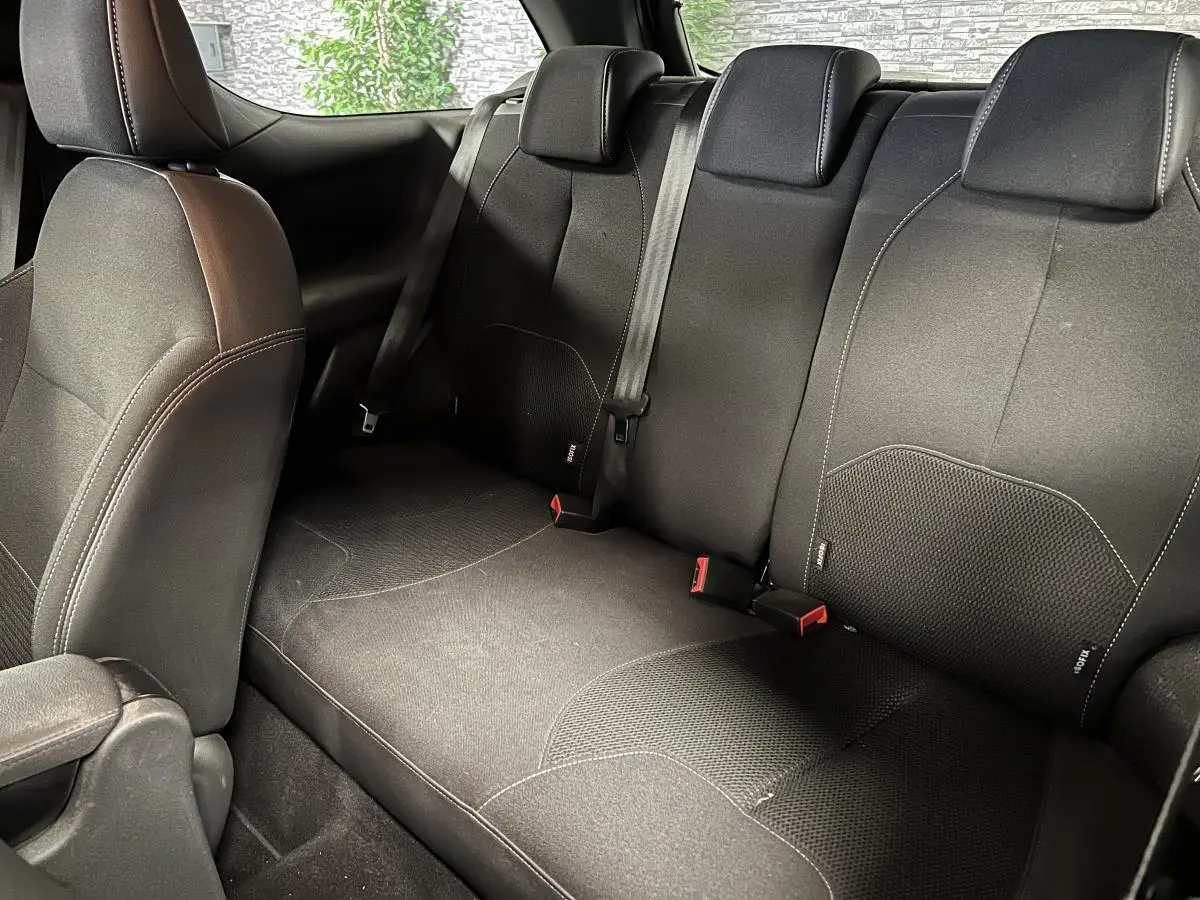 Vue intérieure du siège arrière noir du DS3 2016, avec appuie-têtes et ceintures de sécurité visibles.