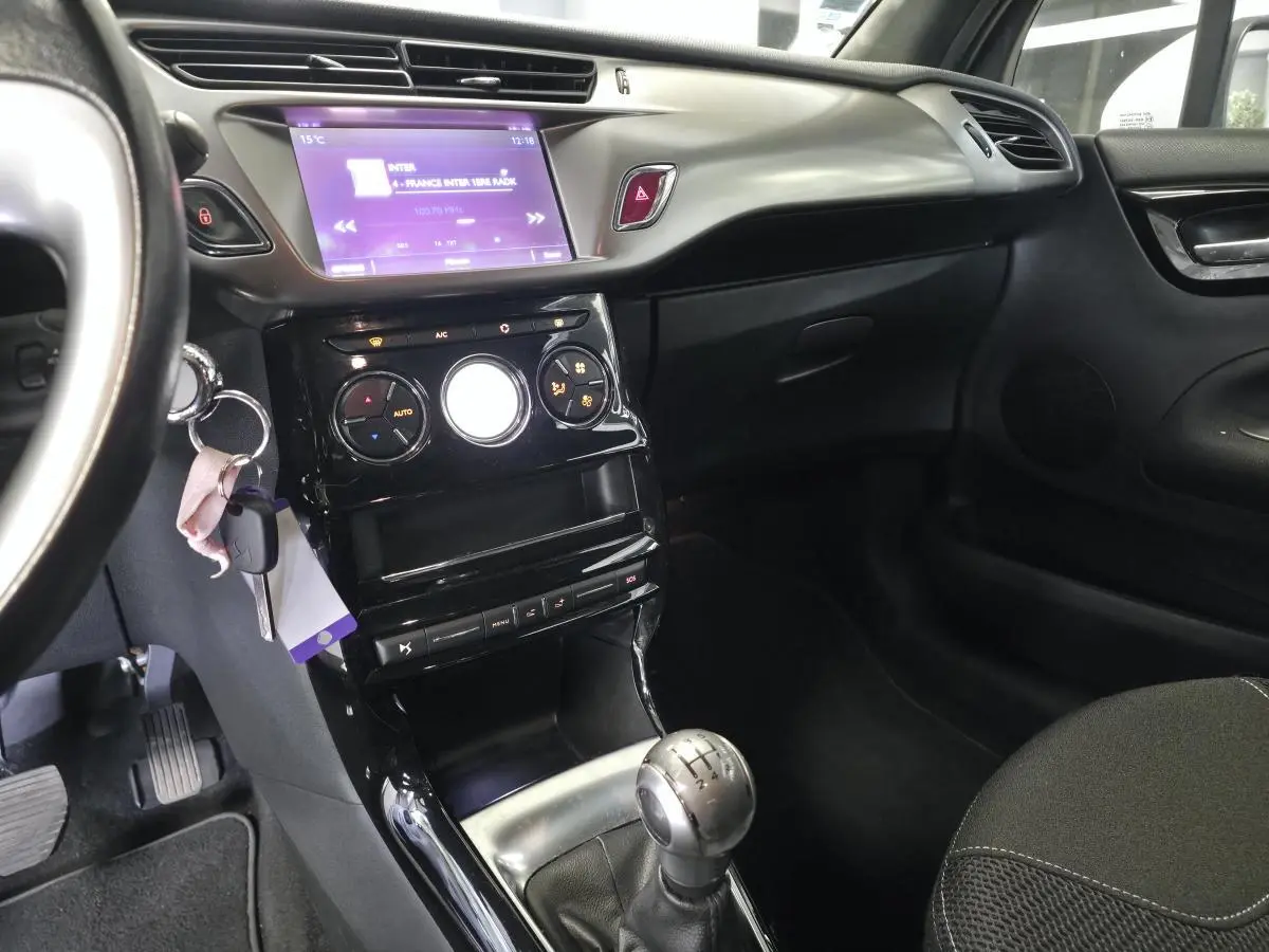 Intérieur avant droit du DS3 2016 avec console centrale noire brillante et levier de vitesse manuel visible.