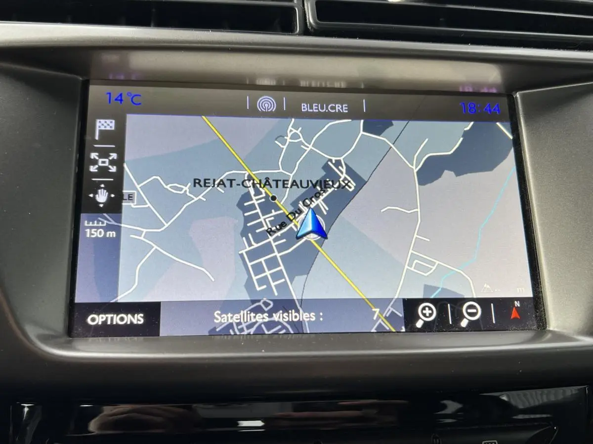 Écran tactile de navigation 7 pouces affichant une carte dans une DS3 violet, vue intérieure centrale.