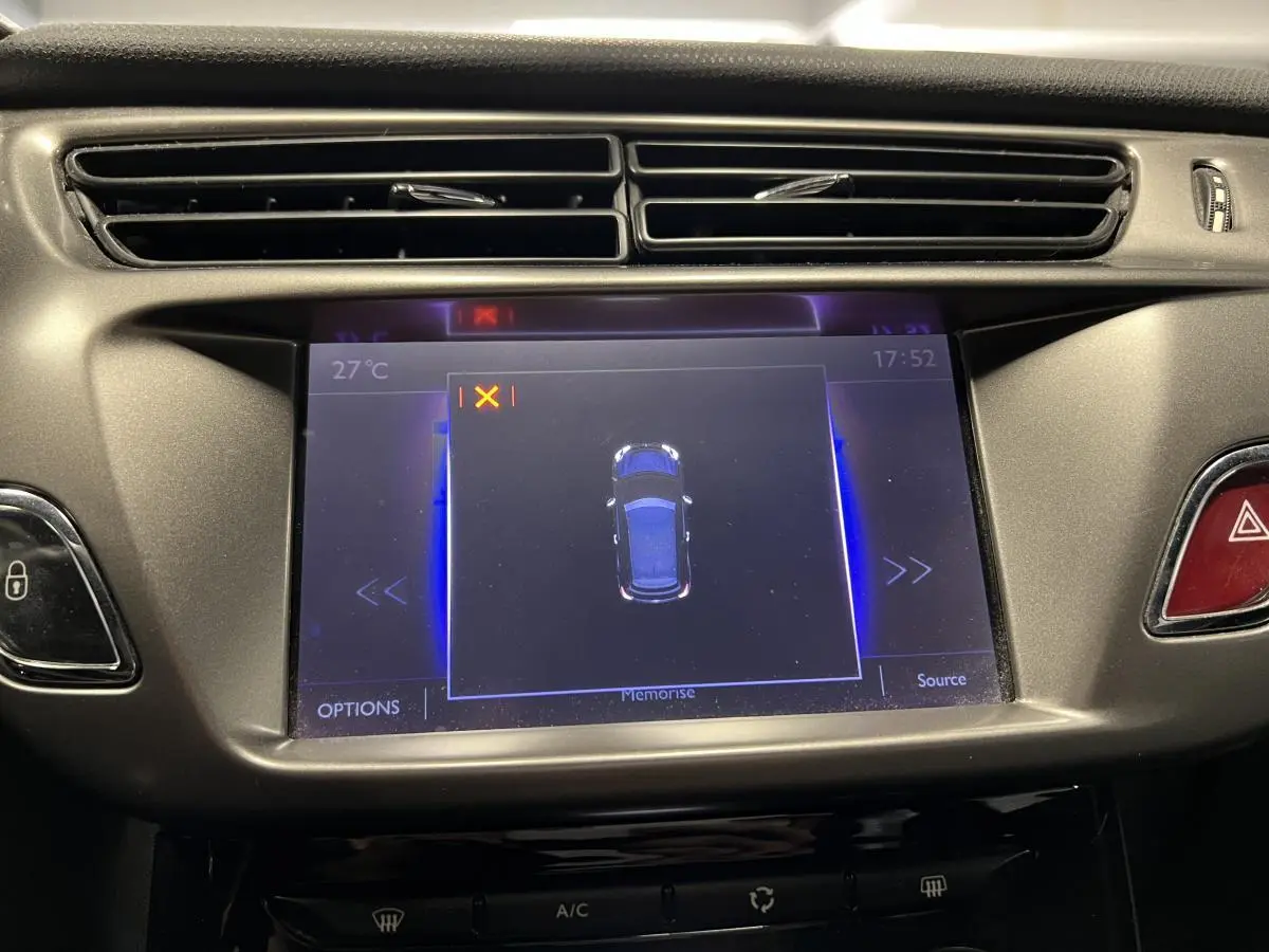 Écran tactile central du DS3 2016 affichant l'aide au stationnement arrière avec interface bleue et température 27°C