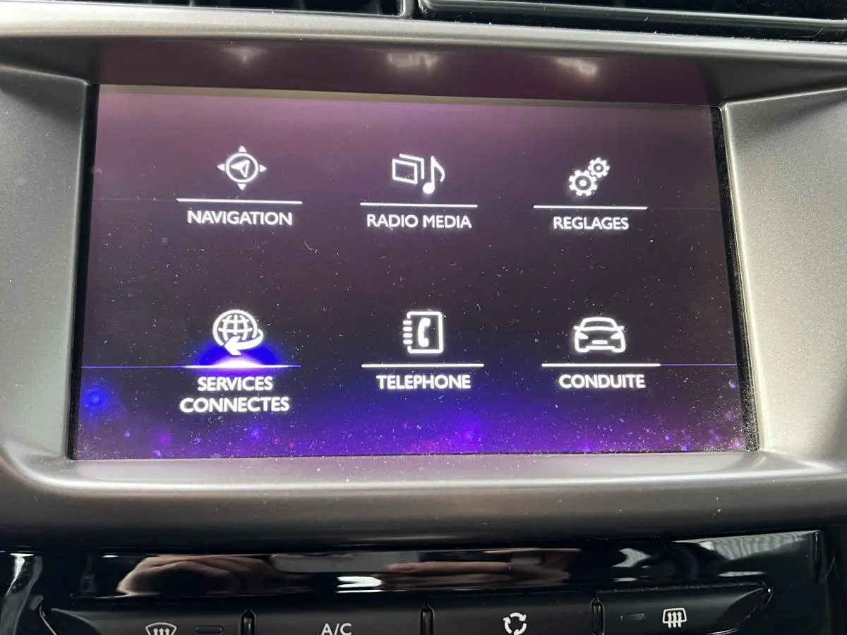 Écran tactile central du système de navigation DS3 violet affichant les options radio, téléphone et conduite.