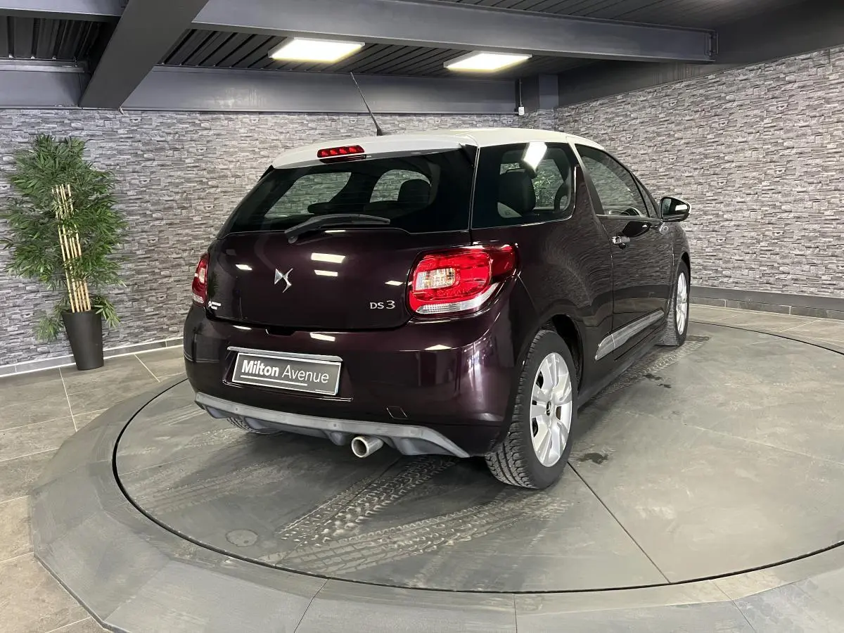 DS3 violet 3/4 arrière droit avec toit blanc, canule d'échappement chromée et feux arrière LED 3D visibles