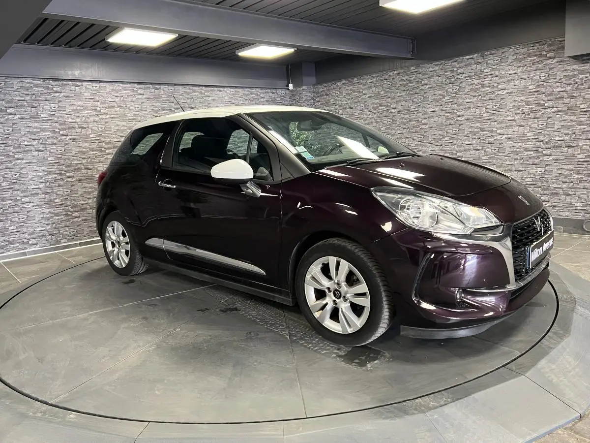 DS3 1.6 BlueHDi So Chic violet vue 3/4 avant droit avec toit blanc et rétroviseurs blancs dans un garage.