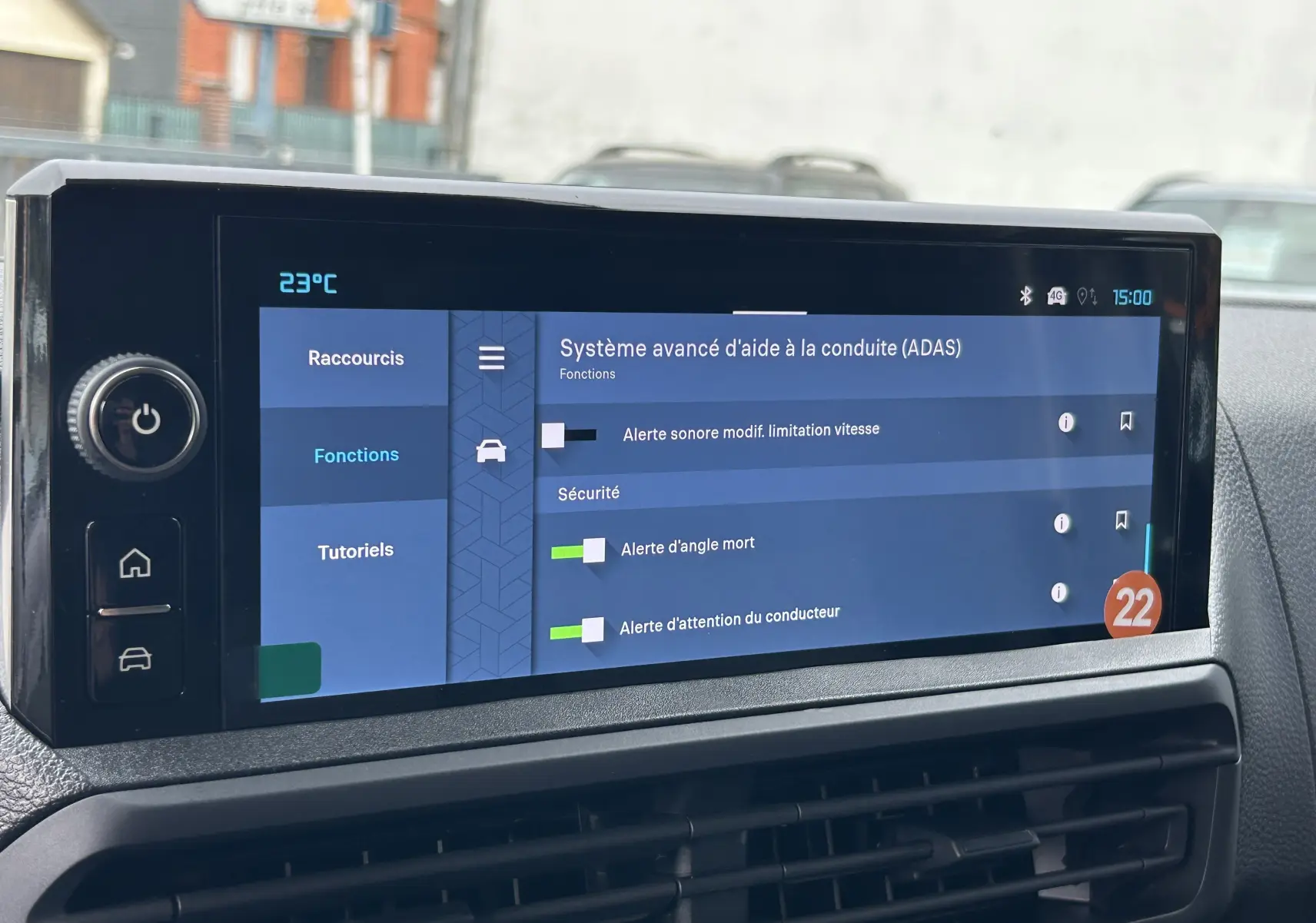 Écran tactile central du Citroën Jumpy gris titane affichant les options avancées d’aide à la conduite.