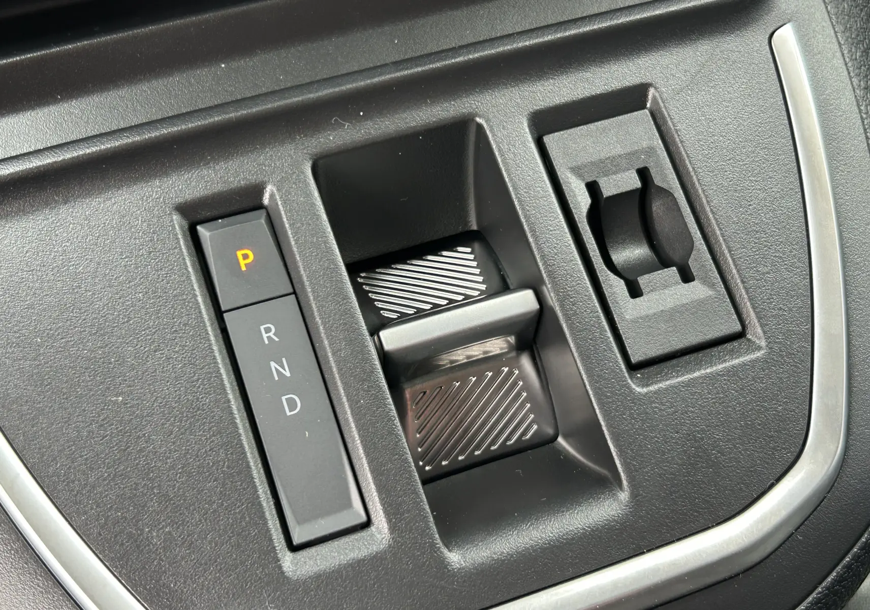 Gros plan sur la commande de boîte automatique avec sélecteur P, R, N, D du Citroën Jumpy gris titane.