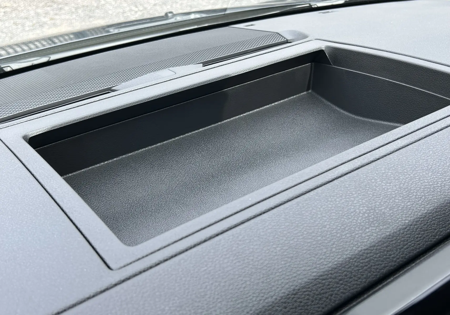 Détail du rangement noir intégré au tableau de bord du Citroën Jumpy Ph.2 M Gris Titane, vue intérieure rapprochée.